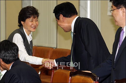 [사진]인사 나누는 박근혜 의원