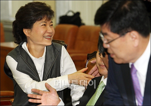 [사진]악수 나누는 박근혜 의원