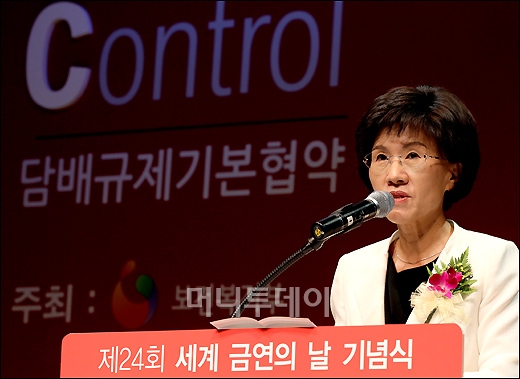 [사진]금연캠페인 선포하는 진수희 장관