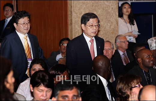 [사진]IAP 연례총회 참석하는 김황식 총리와 김준규 총장