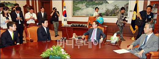 [사진]'도청논란' 박희태 국회의장 찾은 민주당 의원들