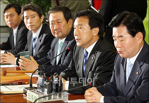 [사진]'도청논란' 예민해진 민주당 의원들