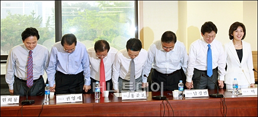 [사진]인사하는 한나라당 대표 후보들