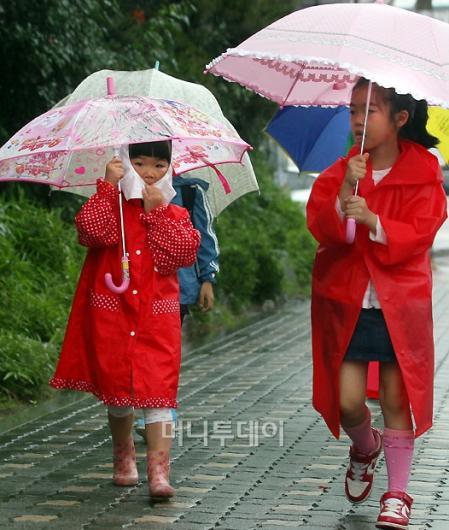 [사진]빗속의 우비소녀