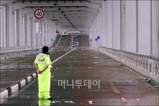 [사진]서울 홍우경보...통제된 잠수교