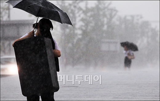 [사진]우산을 써도 소용이 없네