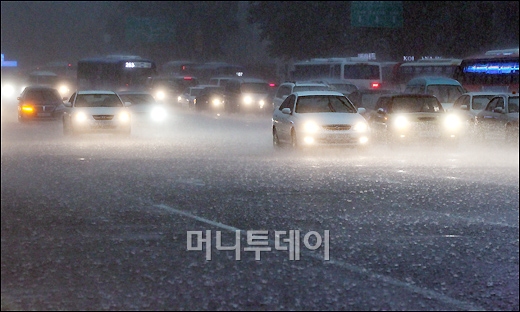 [사진]폭우 쏟아진 광화문, 밤이야 낮이야?
