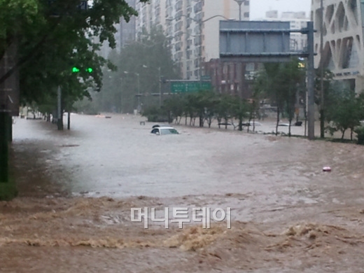 [사진]서울 강남대로, 폭우로 강(江)이 되다