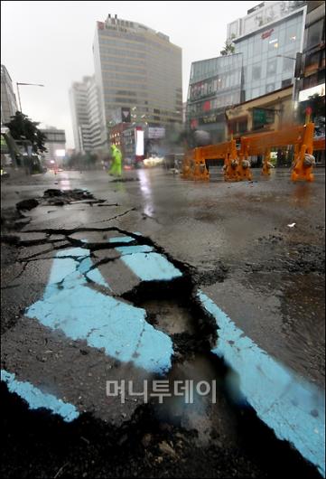 [사진]폭우에 갈라진 도로