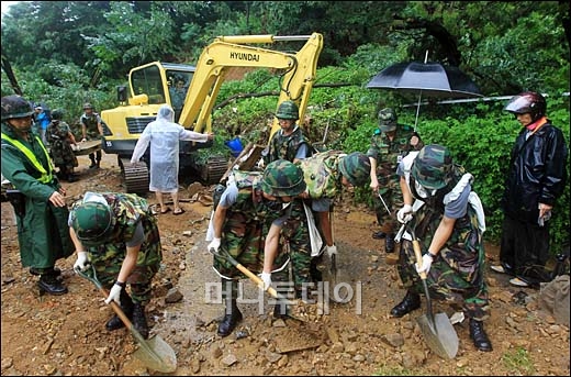 [사진]산사태 복구하는 군장병들