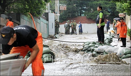 [사진]폭우피해 형촌마을 복구작업 