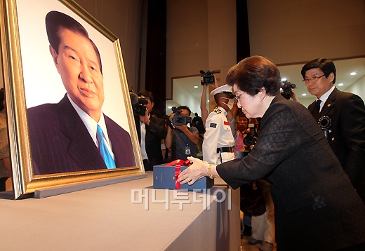 [사진]김대중 연보 바치는 이희호 여사