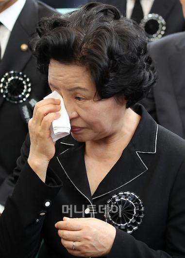 [사진]눈물 훔치는 권양숙 여사