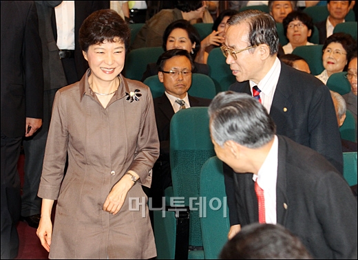 [사진]박근혜, 친박 해외지지 조직 '대한국 포럼' 참석 