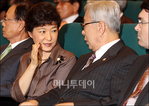 [사진]박근혜 전 대표 '소곤소곤'