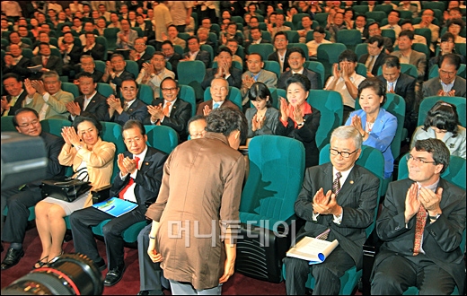 [사진]박근혜 전 대표 '열심히 하겠습니다'