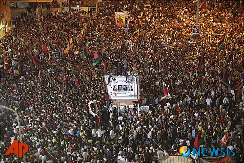 [사진] "반군 트리폴리 점령" 환호하는 시민들