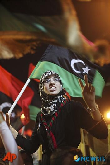 [사진] 승리의 V 그리는 리비아 여성