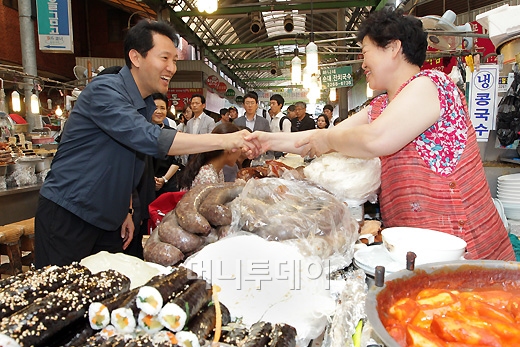 [사진]상인들과 인사 나누는 오세훈 시장