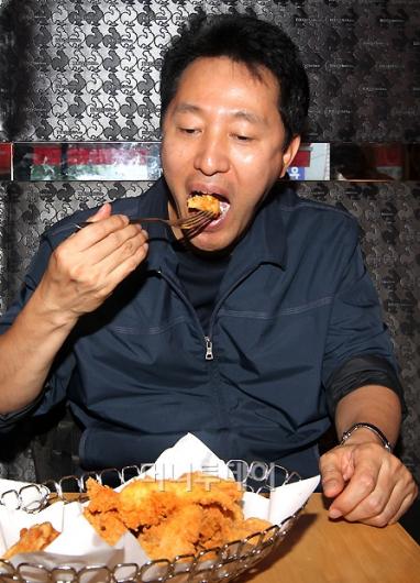 [사진]오세훈 시장, 치킨 맛이 끝내주네!