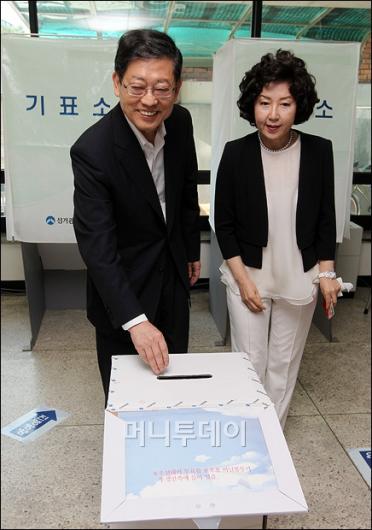 [사진]무상급식 주민투표하는 김황식 총리 부부