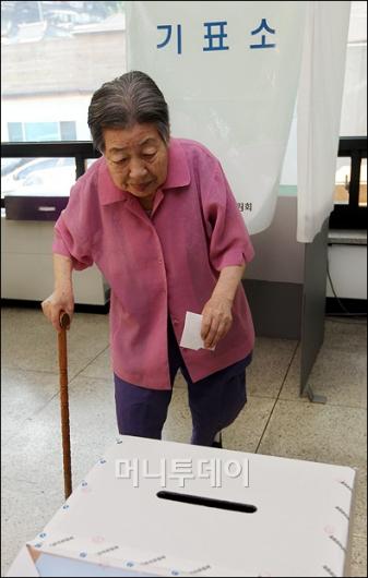 [사진]주민투표 참여하는 시민