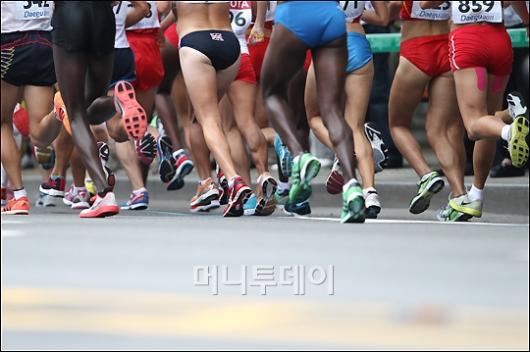 [사진]힘차게 달리는 여자마라톤 선수들