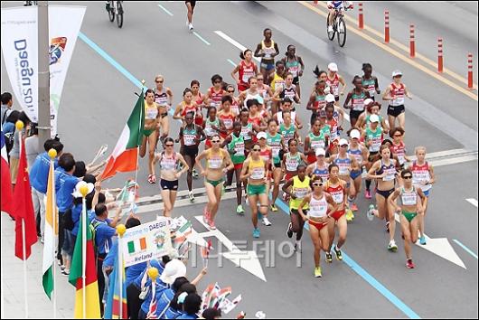 [사진]역주하는 여자마라톤