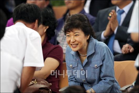 [사진]박 전 대표, '시민들과 반갑게 인사'