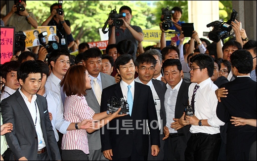 [사진]검찰에 출석하는 곽노현 교육감
