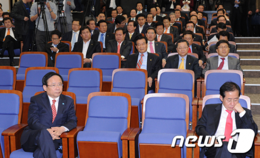 [사진]심각한 한나라당 의원총회