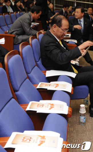 [사진]ISD 읽는 한나라당 의원들