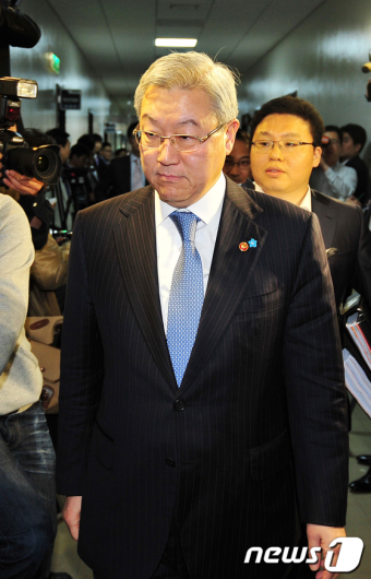[사진]외통위 전체회의 참석하는 김성환 장관