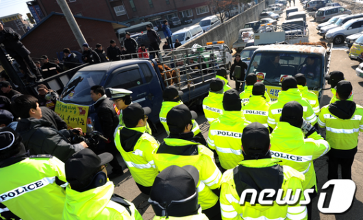 [사진]한우 차량 가로막는 경찰들