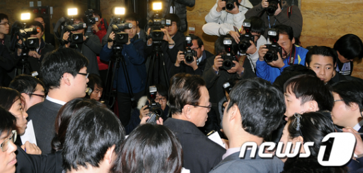 [사진]박희태 의장 둘러싼 취재진들