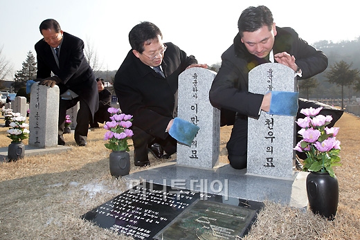 [사진]구본상 부회장-이효구 사장, 애국 시무식 묘비청소
