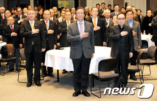 [사진]국민의례하는 참석자들