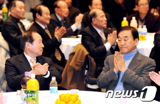 [사진]박수치는 이재오 전 장관과 박인주 수석