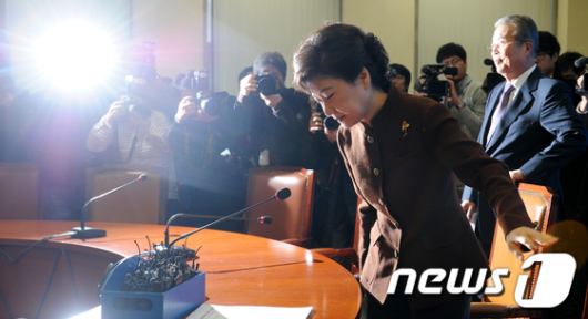 [사진]자리에 앉는 박근혜 비대위원장
