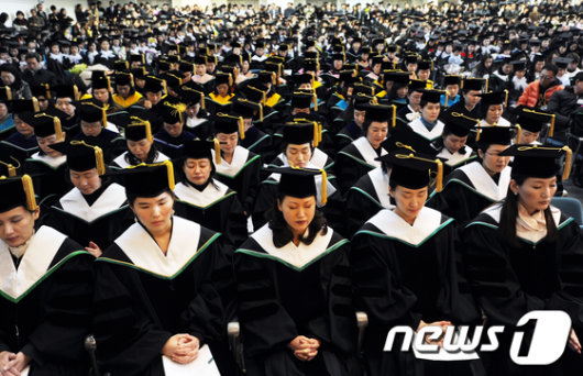 [사진]예배 올리는 이대 졸업생들