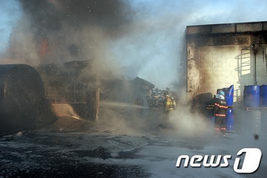 [사진]KCC울산공장 폐기물 창고 화재