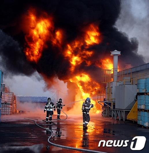 [사진]KCC울산공장 폐기물 창고 화재
