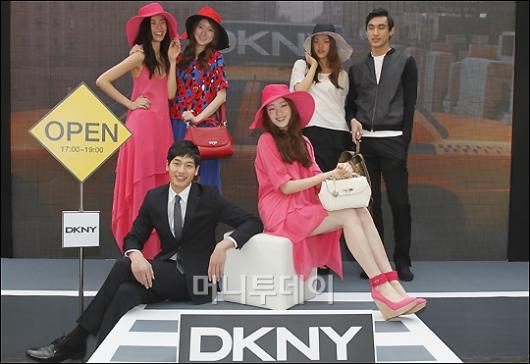 []DKNY 񟭌  ÷'