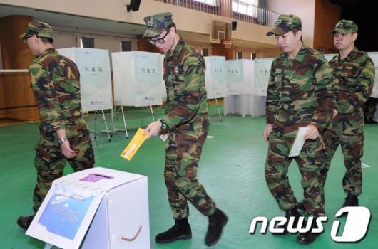 [사진]부재자 투표하는 군장병들