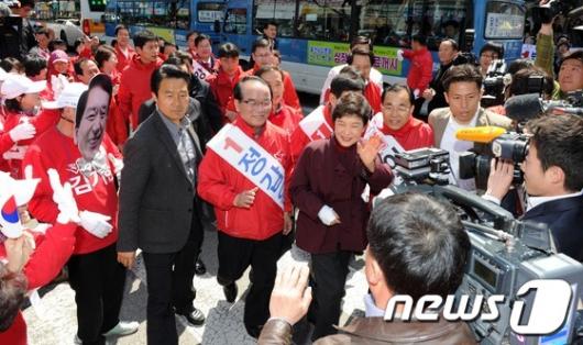 [사진]울산 유권자들 만난 박근혜 위원장