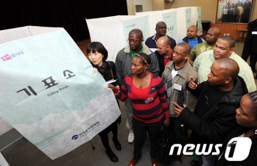 [사진]부재자투표소 둘러보는 남아공 선관위 직원들