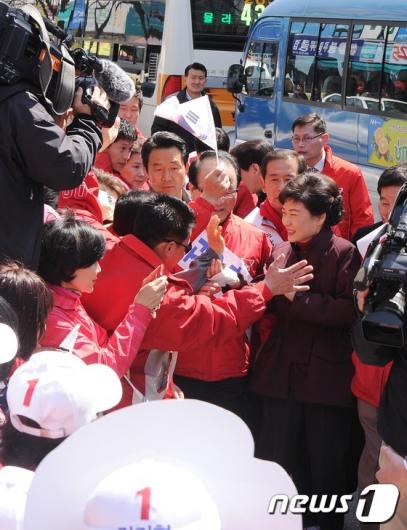 [사진]울산 시민 환호를 받으며 입장하는 박근혜 위원장