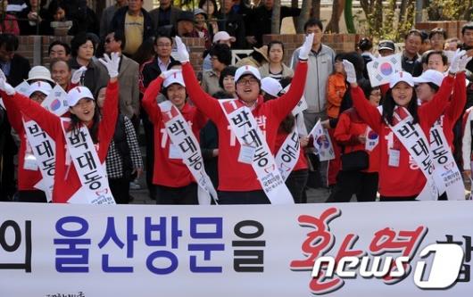 [사진]박근혜 기다리는 새누리당 운동원들