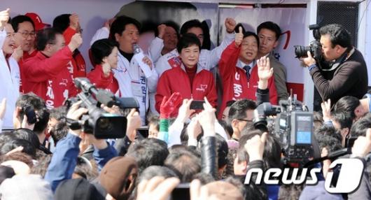 [사진]대구 유권자들 만난 박근혜 위원장