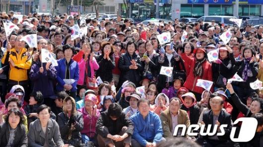 [사진]박근혜 위원장 찾은 포항 시민들